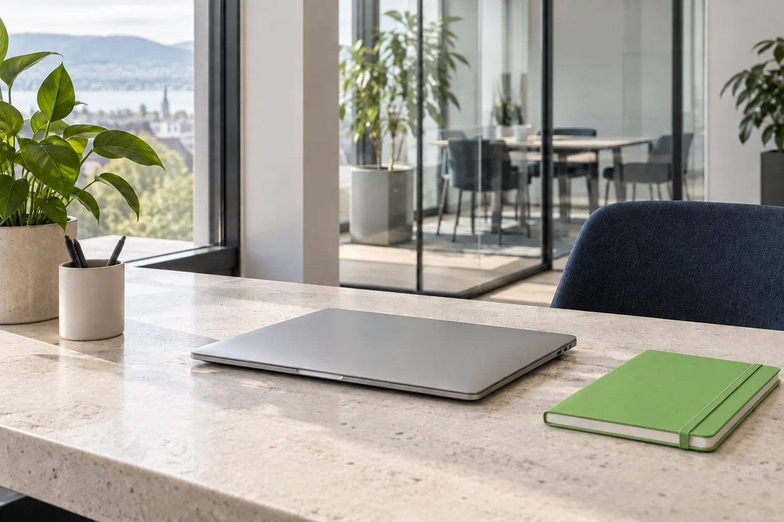 Un espace de travail lumineux avec un ordinateur portable et un carnet vert — visuel d’illustration.